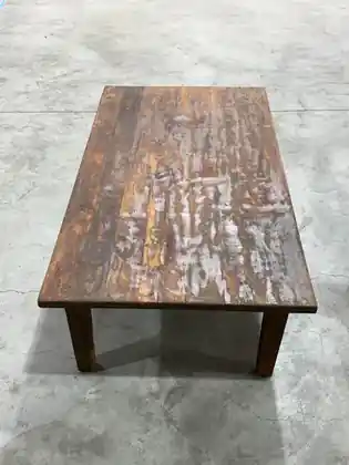 Whitewashed Coffee Table in industriële setting, voor AI