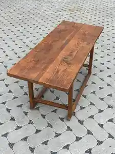 Trestle Garden Bench in industriële setting, voor AI